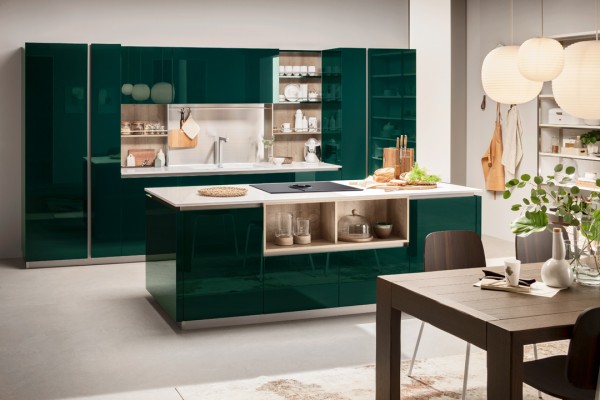 The spirit of a futuristic design.
A kitchen that makes minimalism its trump card, offering a new solution for functionality requirements. Its outstanding features include its pure flat door, the up-